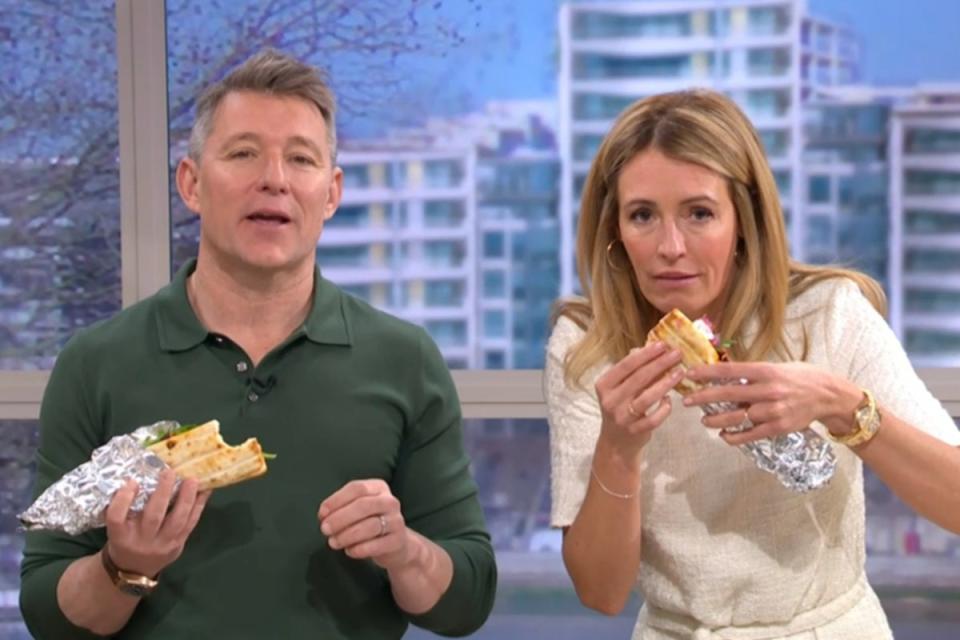 Ben Shephard and Cat Deeley sampling some air fryer treats on ‘This Morning’ (ITV / screengrab)