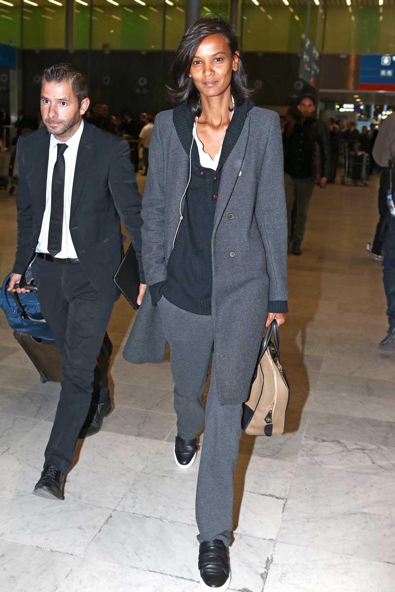 <p>Langsam finden sich Models und Stars in der französischen Modehauptstadt ein. Model Liya Kebede befindet sich in ihrem schlichten grauen Outfit auf dem Weg vom Flughafen in die City. Ob sie das Outfit bis zur nächsten Fashion Show noch wechseln wird? (Bild: ddp Images)</p>