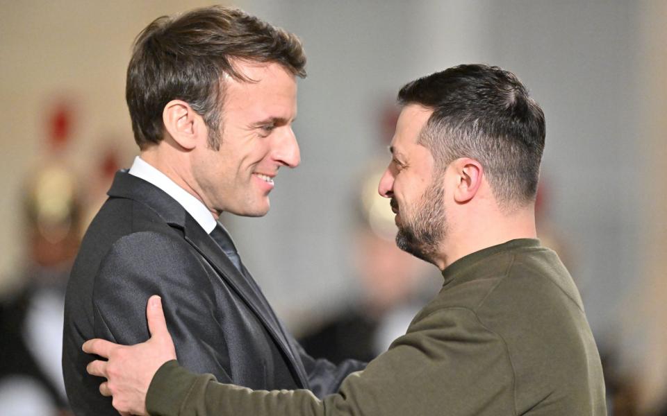 Emmanuel Macron Volodymyr Selenskyj Frankreich Ukraine besucht Russland Invasion Europakrieg – Mustafa Yalcin/Anadolu Agency via Getty Images