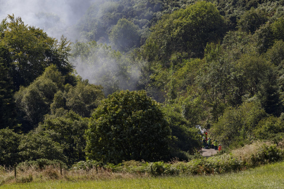 Equipos de rescate en el lugar donde se descarriló un tren en Stonehaven, Escocia, el 12 de agosto del 2020. (Ross Johnston/Newsline-media via AP)