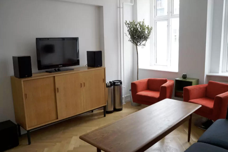 <p>Here’s the cozy living room with a sofa bed. (Airbnb) </p>