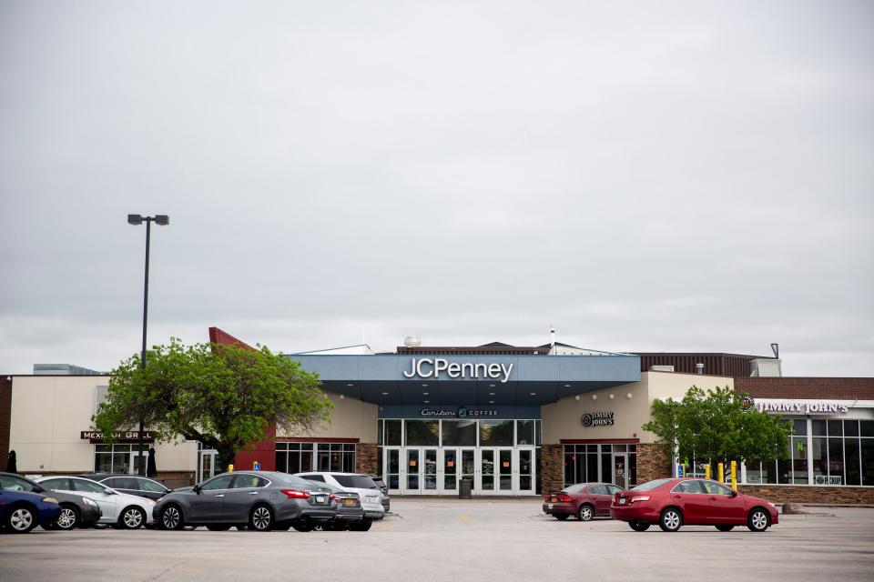 A view of the entrance of Valley West Mall.