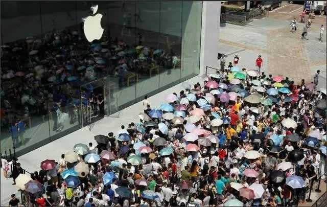 iPhone 13開賣首日，位於杭州西湖的蘋果直營店被果粉擠爆。（圖／百度）