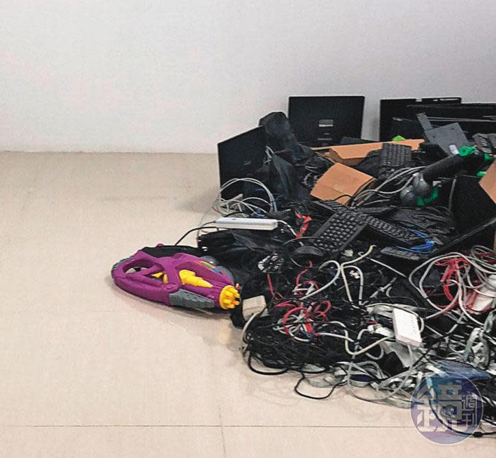 詐騙集團的辦公室有許多電腦設備，據說幕後是台灣人操控。（讀者提供）