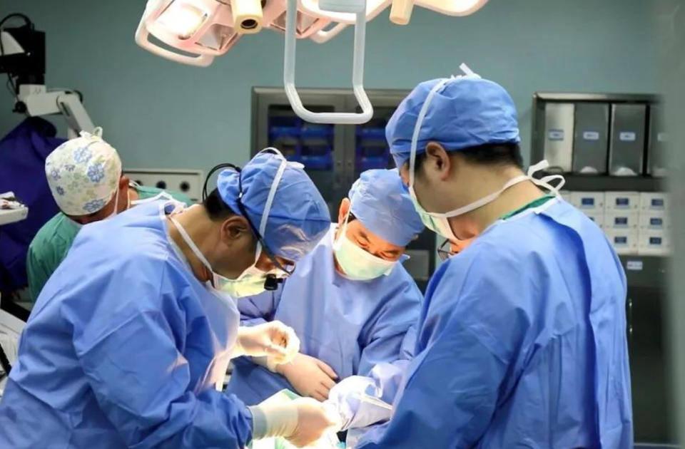 Doctor Zhou Yu and his colleagues in surgery (AsiaWire)