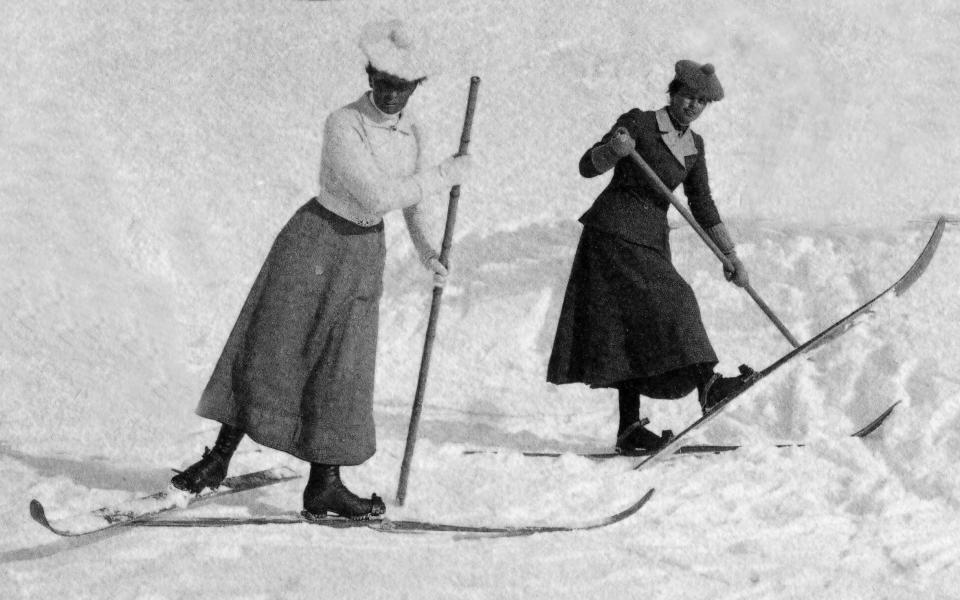 women skiing - Zdarsky Ski Museum