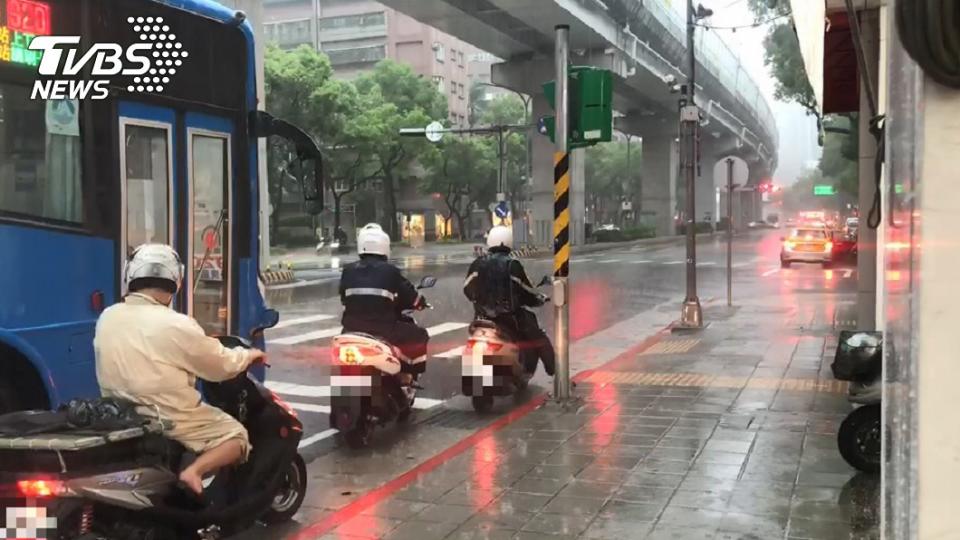 大雷雨恐再連下一週。（示意圖／TVBS資料畫面）