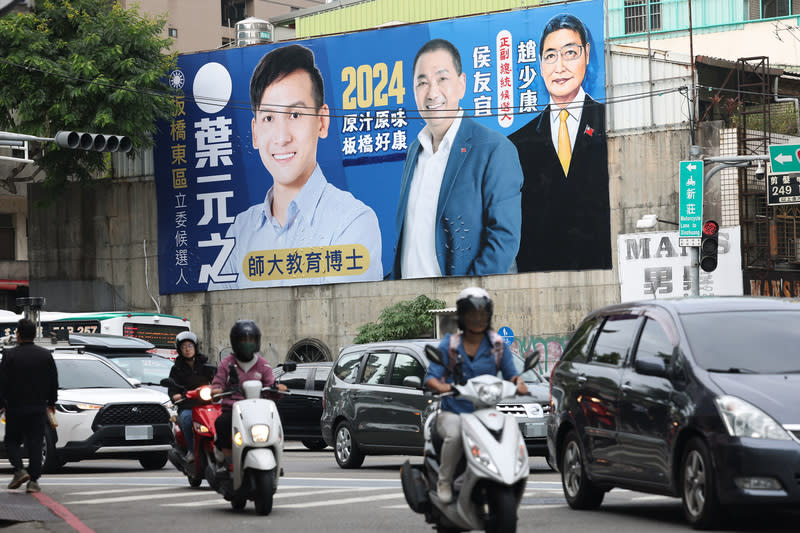 藍白合破局，國民黨立委參選人葉元之請來電影看板繪畫師，以手繪國民黨副總統參選人趙少康的方式來遮蓋原先民眾黨總統參選人柯文哲照片。（中央社）