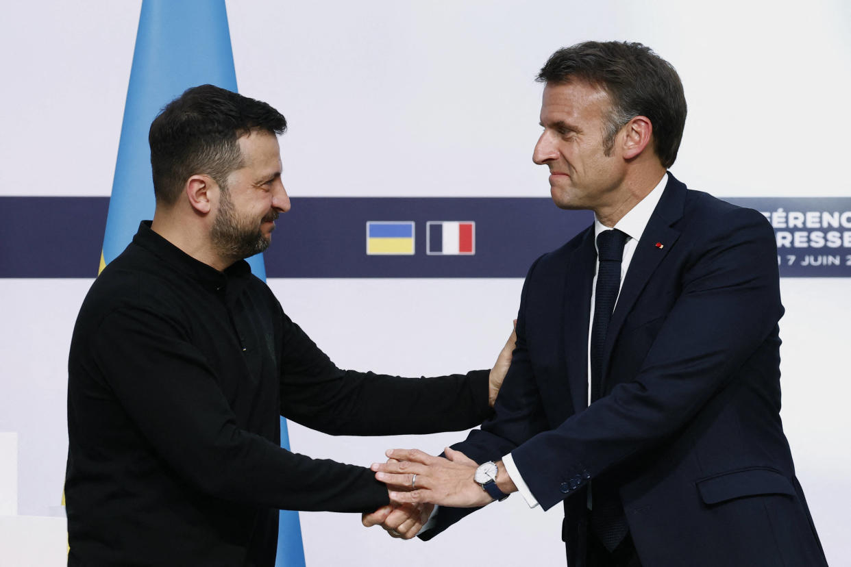 Lors d’une conférence de presse à l’Élysée, Emmanuel Macron a réaffirmé son ambition d’aider l’Ukraine à former ses hommes devant le président ukrainien Volodymyr Zelensky.