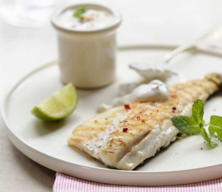 Lubina con pimienta rosa y salsa de yogur