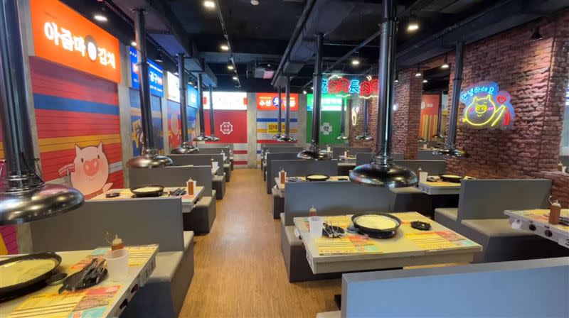 知名連鎖韓式烤肉餐廳遭消費者反應「與蟑共食」一事，業者道歉強調已經更換清潔廠商。（圖／翻攝畫面）