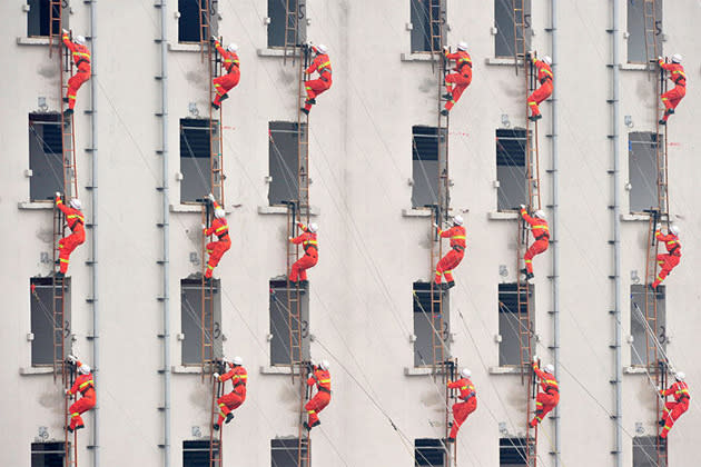 <b>6 décembre</b><br> Trois cents pompiers de Chongqing, en Chine, participent à un exercice d’échelles. <br> (Shi Tou / Reuters)