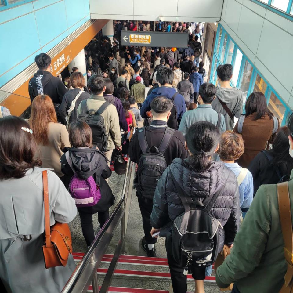 忠孝復興站轉乘文湖線的人潮擠爆。（圖／TVBS）