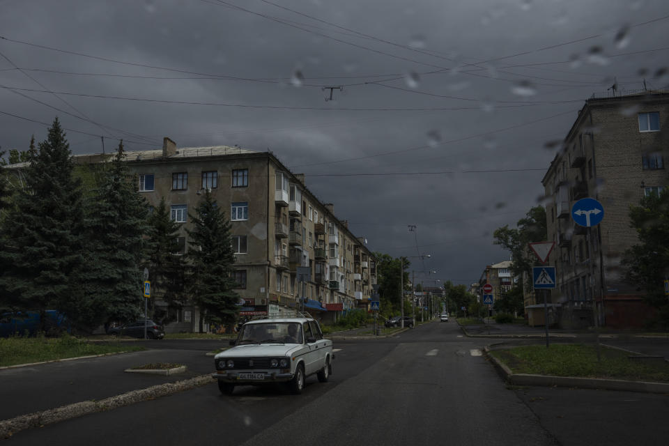 ARCHIVO - Un hombre conduce su auto por una calle de Kramatorsk, en el este de Ucrania, el jueves 14 de julio de 2022. (AP Foto/Nariman El-Mofty, Archivo)