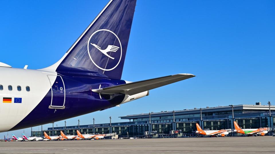 Die Lufthansa fliegt nun zwar zum neuen Berliner Flughafen - aber die wirtschaftliche Lage ist weiter ernst.