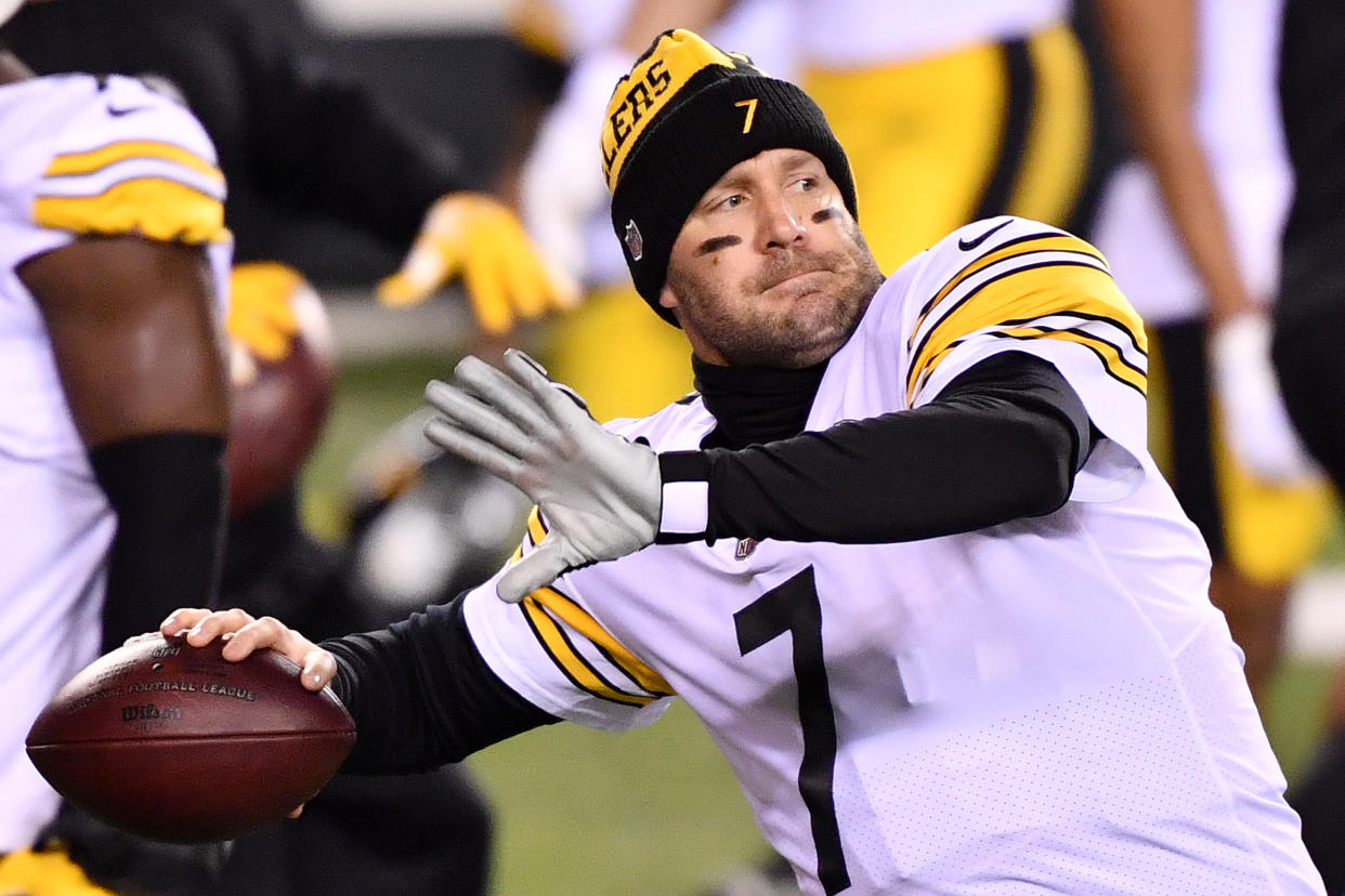 CINCINNATI, OHIO - DECEMBER 21: Ben Roethlisberger #7 of the Pittsburgh Steelers warms up prior to playing against the Cincinnati Bengals at Paul Brown Stadium on December 21, 2020 in Cincinnati, Ohio. (Photo by Jamie Sabau/Getty Images)