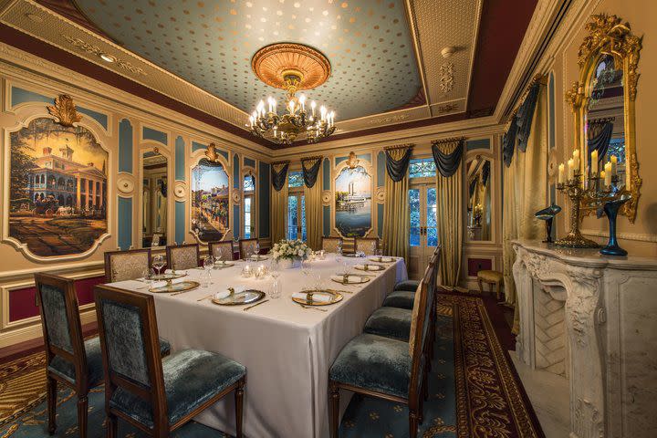 Comedor donde se celebra la cena de lujo en el 21 Royal. Foto:  Cortesía de Disney (via Delish)
