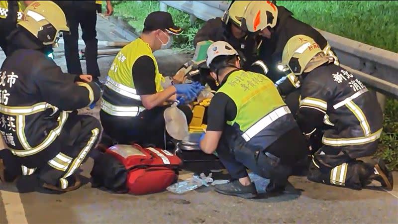 張男開車逆向撞橋墩後受困車內被救出後準備送醫。（圖／翻攝畫面）