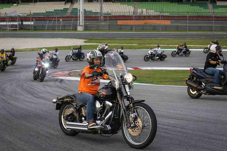 The riders from all the participating motorcycle clubs, and supporters from Brunei and Indonesia, came down for a joyride on the Sepang International Circuit. — Picture by Yusof Mat Isa