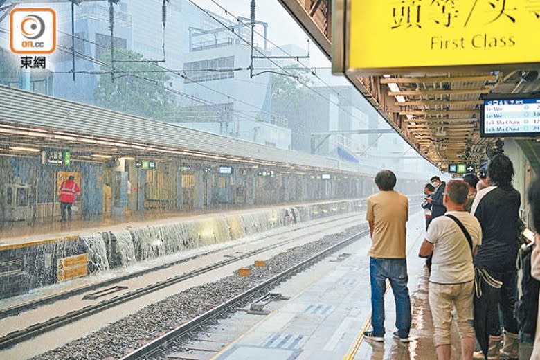 暴雨下市民上班路難行。