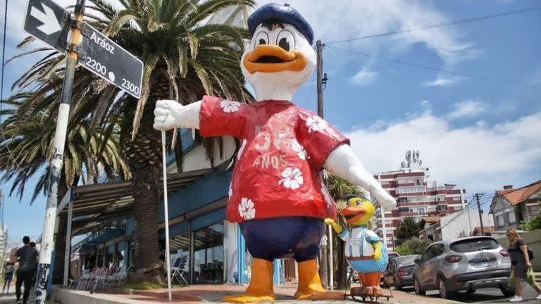 El Pato junto a su "hijo" Felipe, que volvió a la vereda este verano