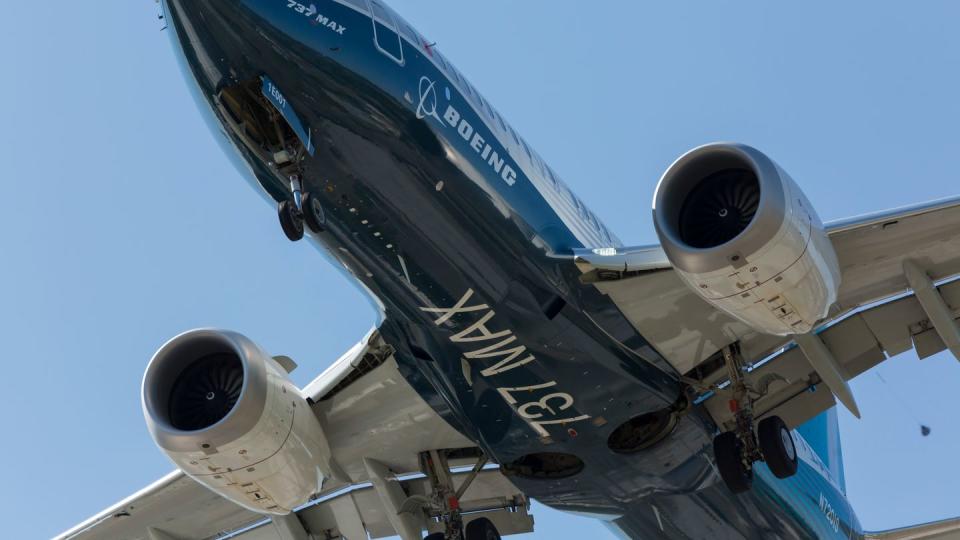 Eine Boeing 737 MAX 7 landet in Rahmen eines Testflugs in Seattle auf dem Boeing-Flugfeld.