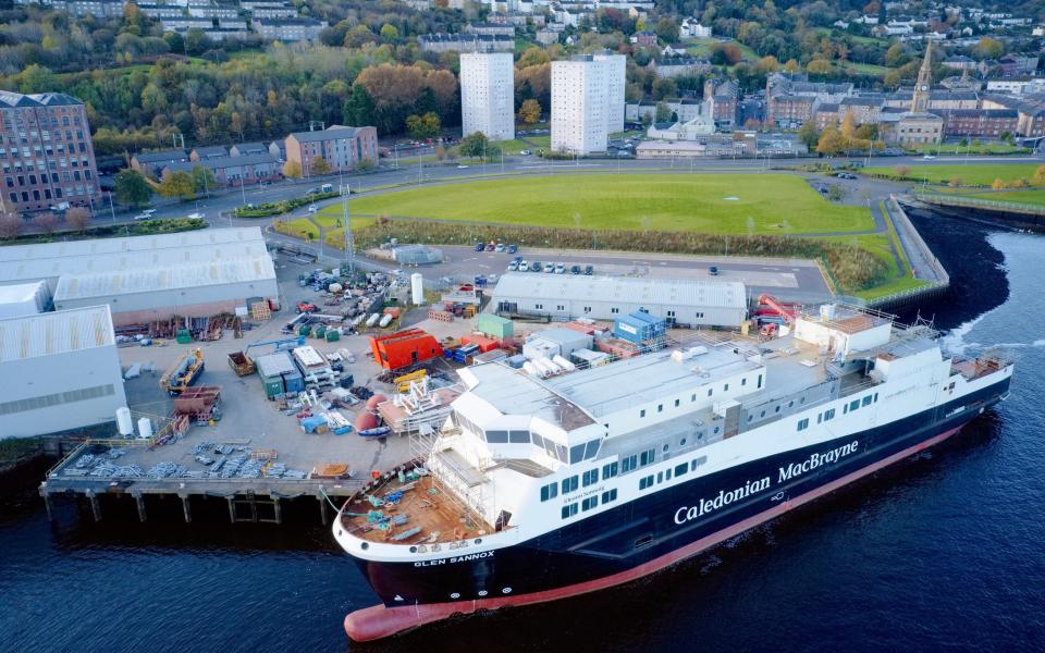  Calmac ferry scotland - Richard Johnson / Alamy Stock Photo