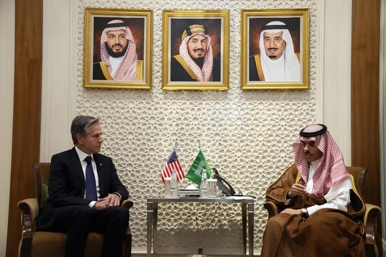 El secretario de Estado de Estados Unidos, Antony Blinken, a la izquierda, se reúne con el ministro saudí de Exteriores, el príncipe Faisal bin Farhan