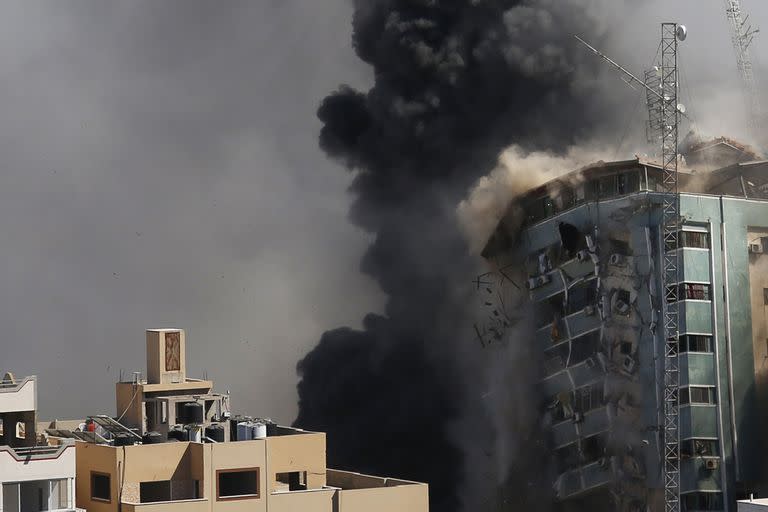 El edificio que alberga las oficinas de The Associated Press y otros medios de comunicación en la ciudad de Gaza se derrumba después de que fuera golpeado por un ataque aéreo israelí el sábado 15 de mayo de 2021. El ataque se produjo aproximadamente una hora después de que el ejército israelí ordenara a la gente evacuar el edificio, que también albergaba Al-Jazeera y varias oficinas y apartamentos. No hubo una explicación inmediata de por qué el edificio fue atacado.