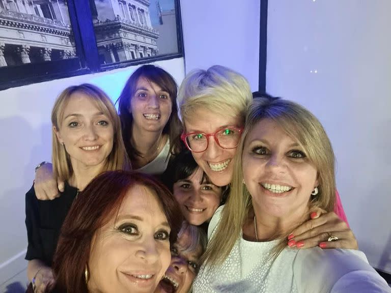 Cristina Kirchner, en la comida que compartió con Anabel Fernández Sagasti, Lucía Alonso, Silvina García Larraburu, María de los Ángeles Sacnun, Ana Almirón y Nancy González