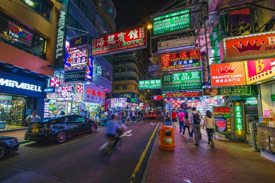 港產電影《燈火闌珊》透過街旁五光十色的霓虹燈，見證香港共融繁榮。(圖：pexels)