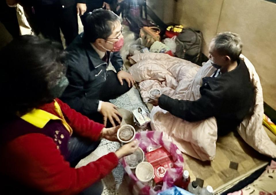 台南市政府啟動低溫關懷機制，市長黃偉哲親訪街友，送上禦寒物資。（市府提供）