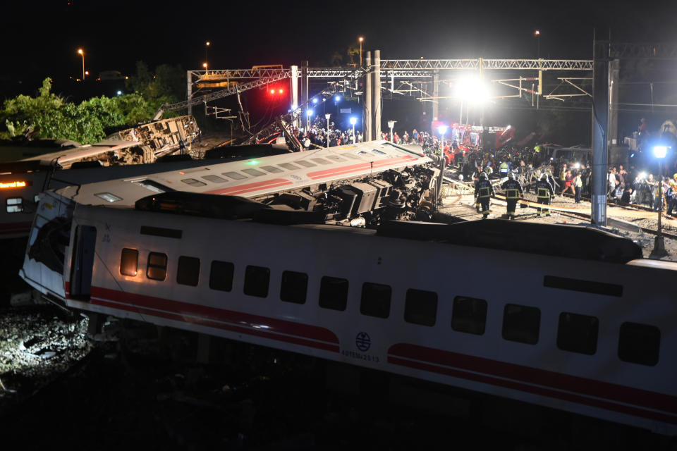 Train derails in Taiwan