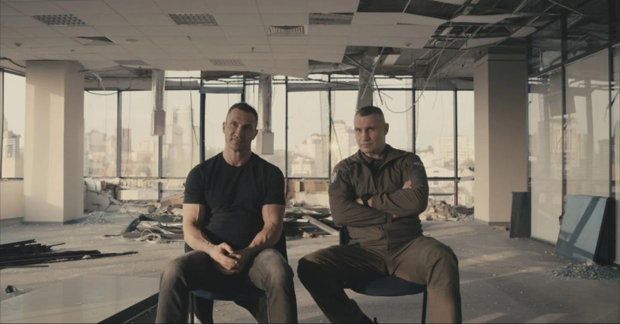 Eine Sky-Dokumentation zeichnet das Leben von Vitali Klitschko (rechts) und dessen Bruder Wladimir nach. (Bild: Sky)