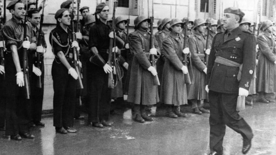 El general Francisco Franco pasa revista a las tropas 