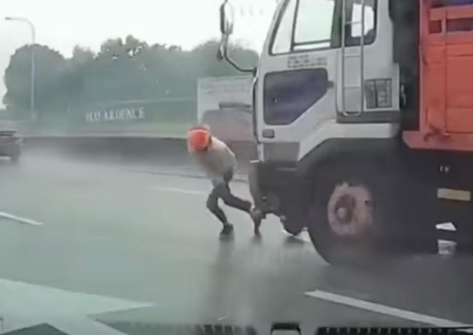 白衣騎士下秒往外側車道狂奔。（圖／翻攝自臉書社團「八卦村 - 行車紀錄器影片上傳中心」）