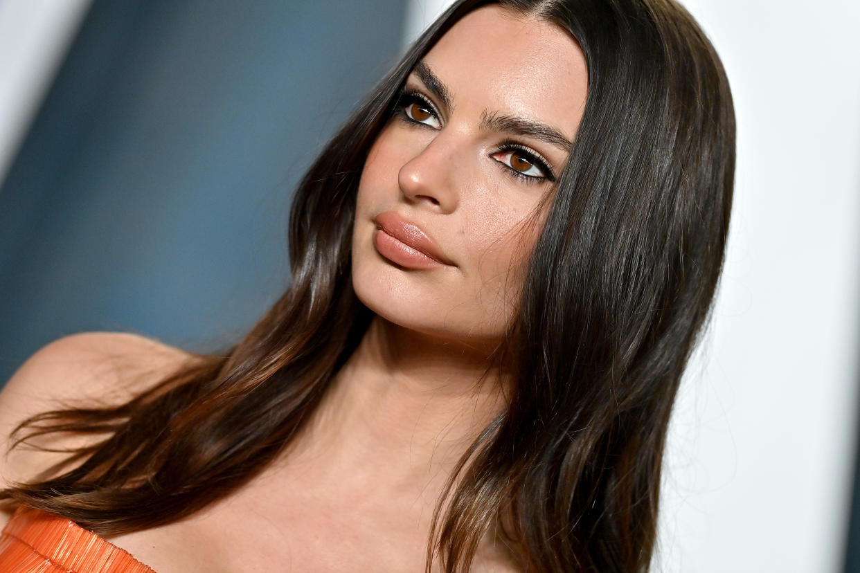 BEVERLY HILLS, CALIFORNIA - MARCH 27: Emily Ratajkowski attends the 2022 Vanity Fair Oscar Party hosted by Radhika Jones at Wallis Annenberg Center for the Performing Arts on March 27, 2022 in Beverly Hills, California. (Photo by Axelle/Bauer-Griffin/FilmMagic)