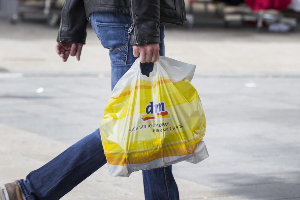 Unterwegs mit der dm-Tüte. (Bild: Getty)