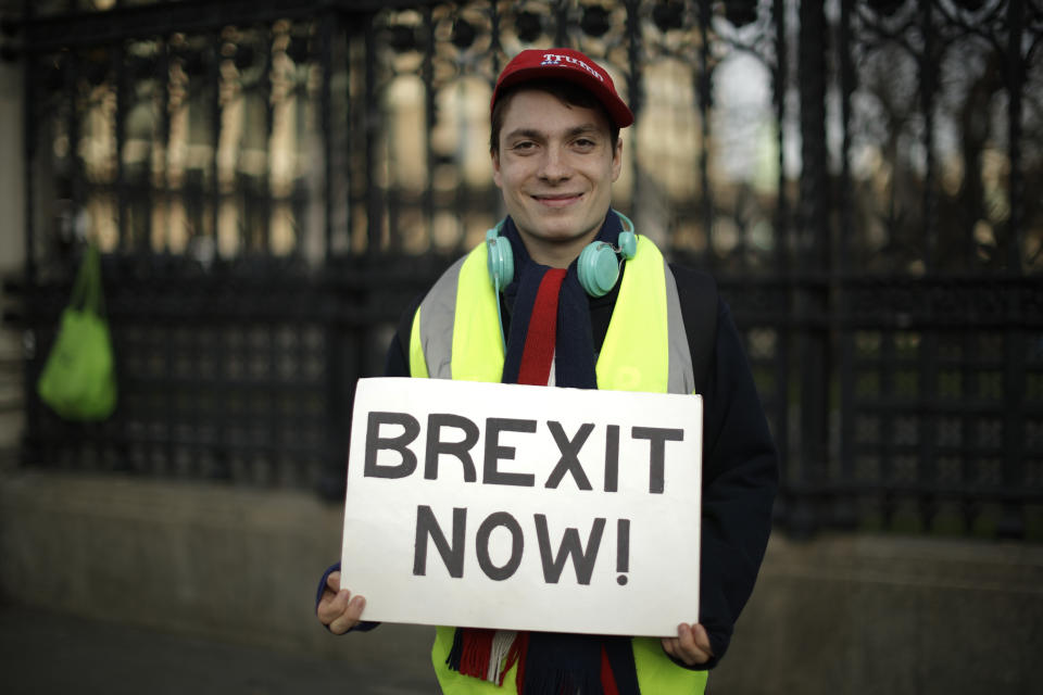 Max, un partidario del Brexit de 21 años de Londres, posa para una fotografía ante el Palacio de Westminster, en Londres, el 14 de febrero de 2019. Max cree que salir de la UE lo más rápido posible sería la mejor forma de avanzar. El colorido debate rebasó los muros de la Cámara de los Comunes, hasta los terrenos aledaños al parlamento, que son, tradicionalmente, un escaparate de ideas, protestas y mítines. (AP Foto/Matt Dunham)