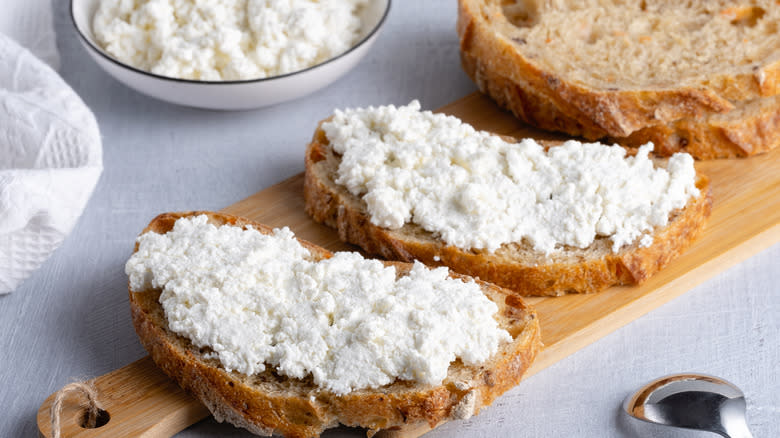 cottage cheese on slices of bread