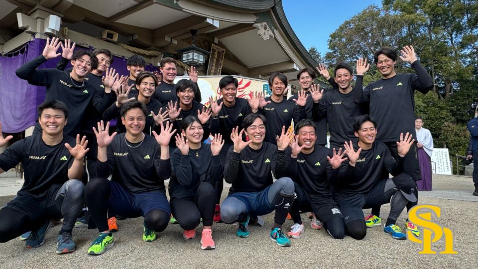 和田毅(前右3)帶著16名選手自主訓練。取自軟銀鷹X(前推特)