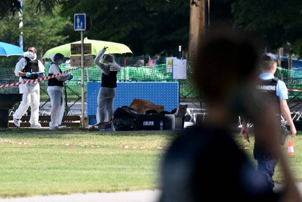 La police scientifique sur les lieux de l’attaque au couteau qui a fait six blessés dont quatre jeunes enfants ce jeudi 8 juin à Annecy. 