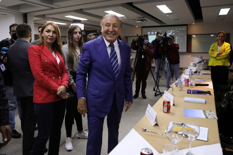 El candidato presidencial colombiano independiente Rodolfo Hernández, de la Liga de Gobernantes Anticorrupción, sonrie tras una reunión con empresarios en Bogotá