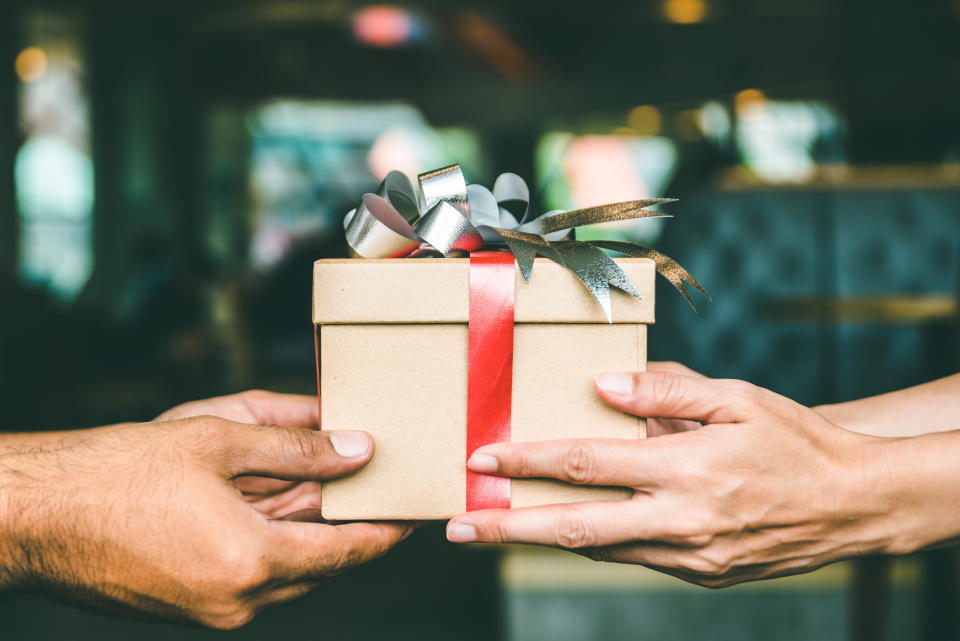 Las claves para dar un buen regalo de navidad si importar el precio. (Foto: getty images)