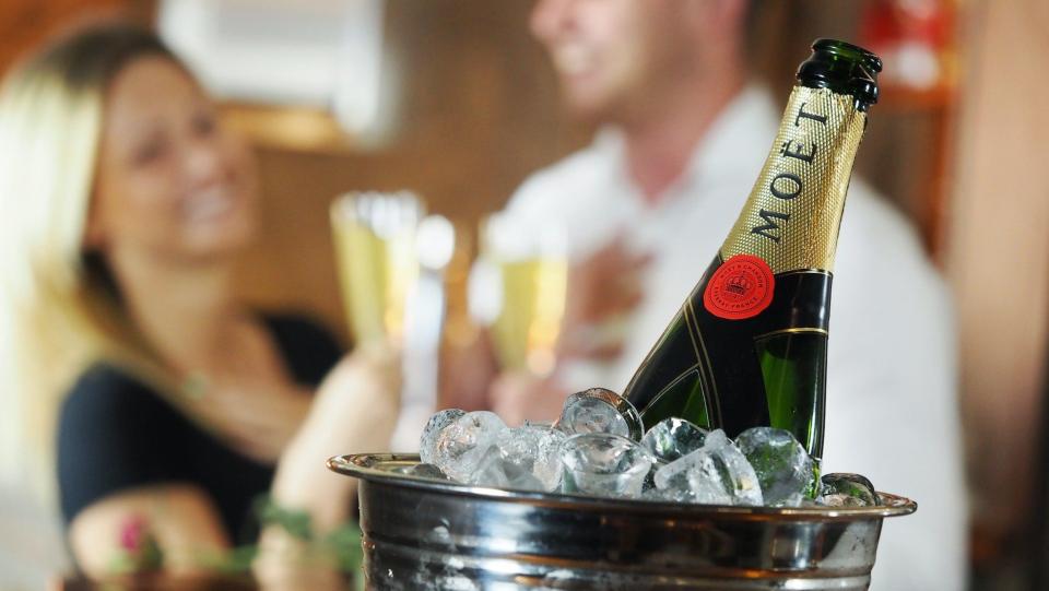 Eine gekühlte Moet-Champagner-Flasche im Restaurant