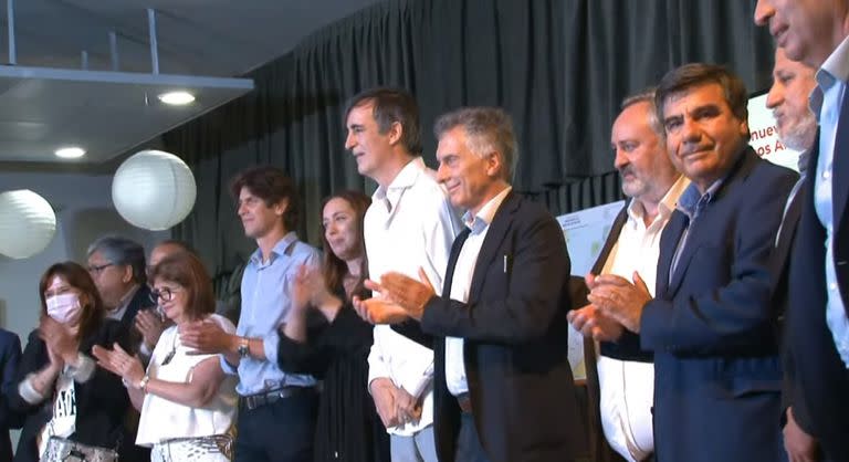 Algunos de los dirigentes que acompañaron a Esteban Bullrich en la presentación de su libro