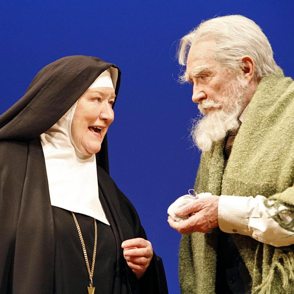 Patricia Routledge as Dame Laurentia McLachlan and Roy Dotrice as GB Shaw in Hugh Whitemore's epistolary play The Best of Friends, directed by Roose-Evans at the Hampstead Theatre in 2006 - Donald Cooper/Alamy