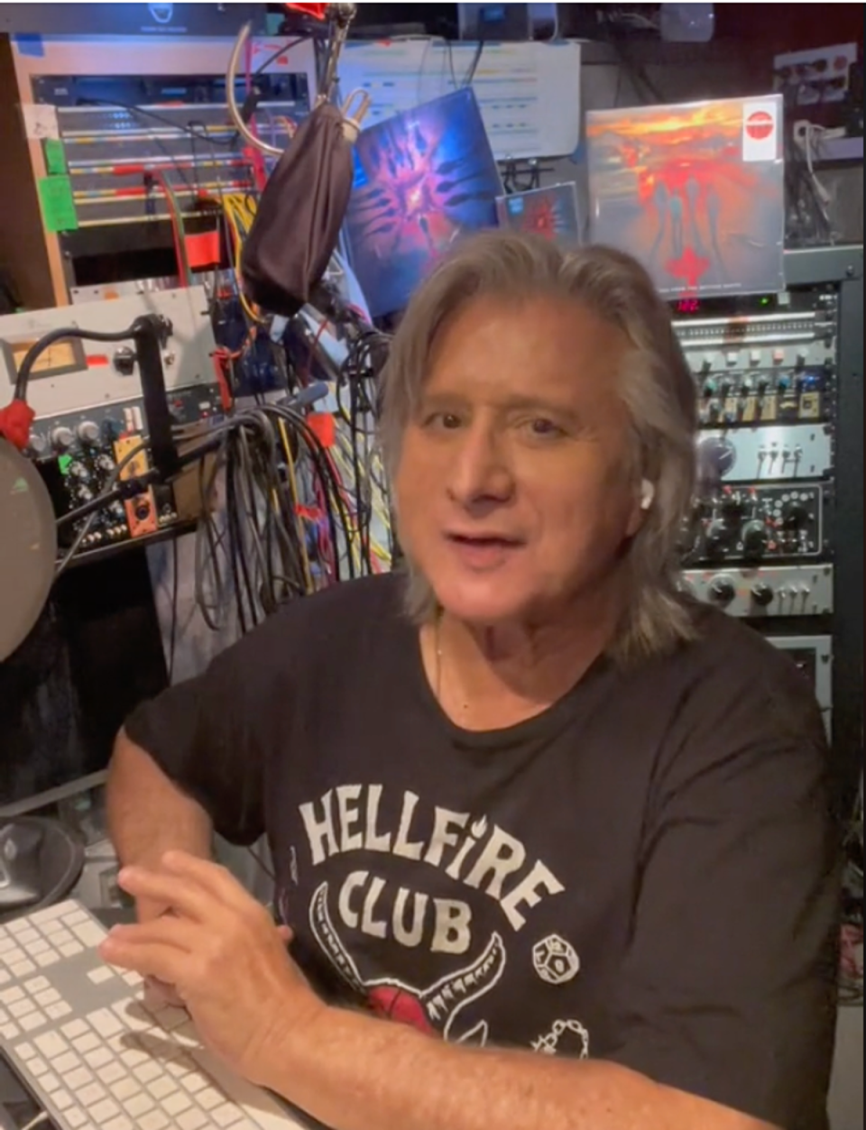 Steve Perry talking in TikTok (@steveperrymusic)