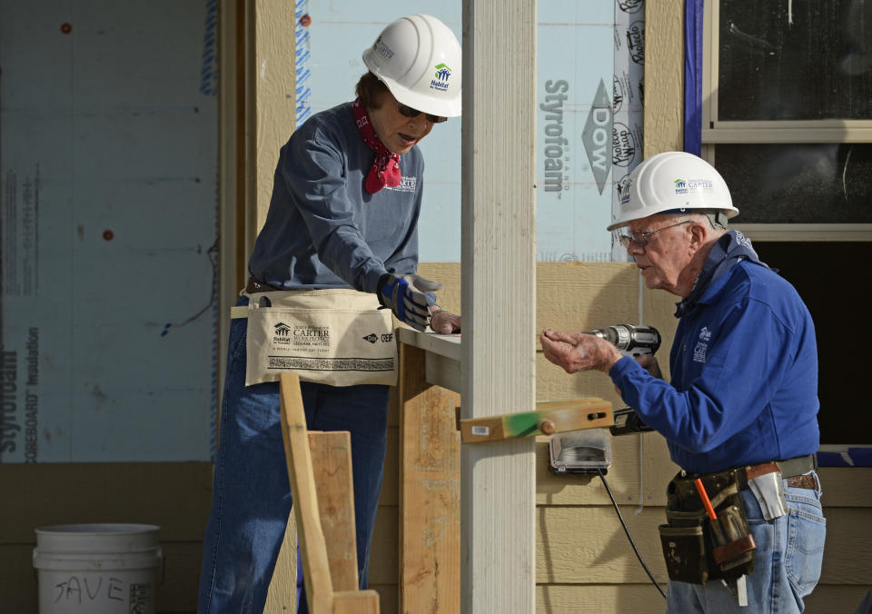 2013 年，卡特夫婦在丹佛市參與 Carter Work Project 的工作，協助興建房屋。 (Photo By RJ Sangosti/The Denver Post via Getty Images)