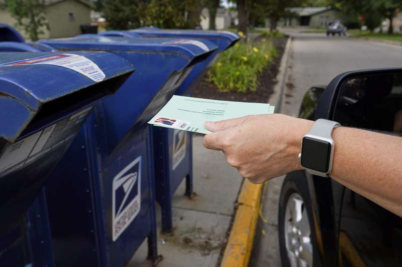 2020年美國總統大選，許多選民選擇郵寄投票（mail-in voting），引發選務爭議（AP）